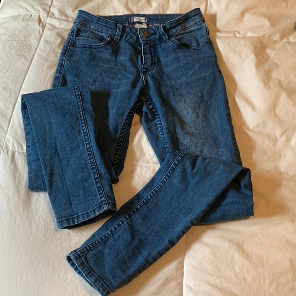ROXY, skinny, size 24, super cute design rear pocket, great condition